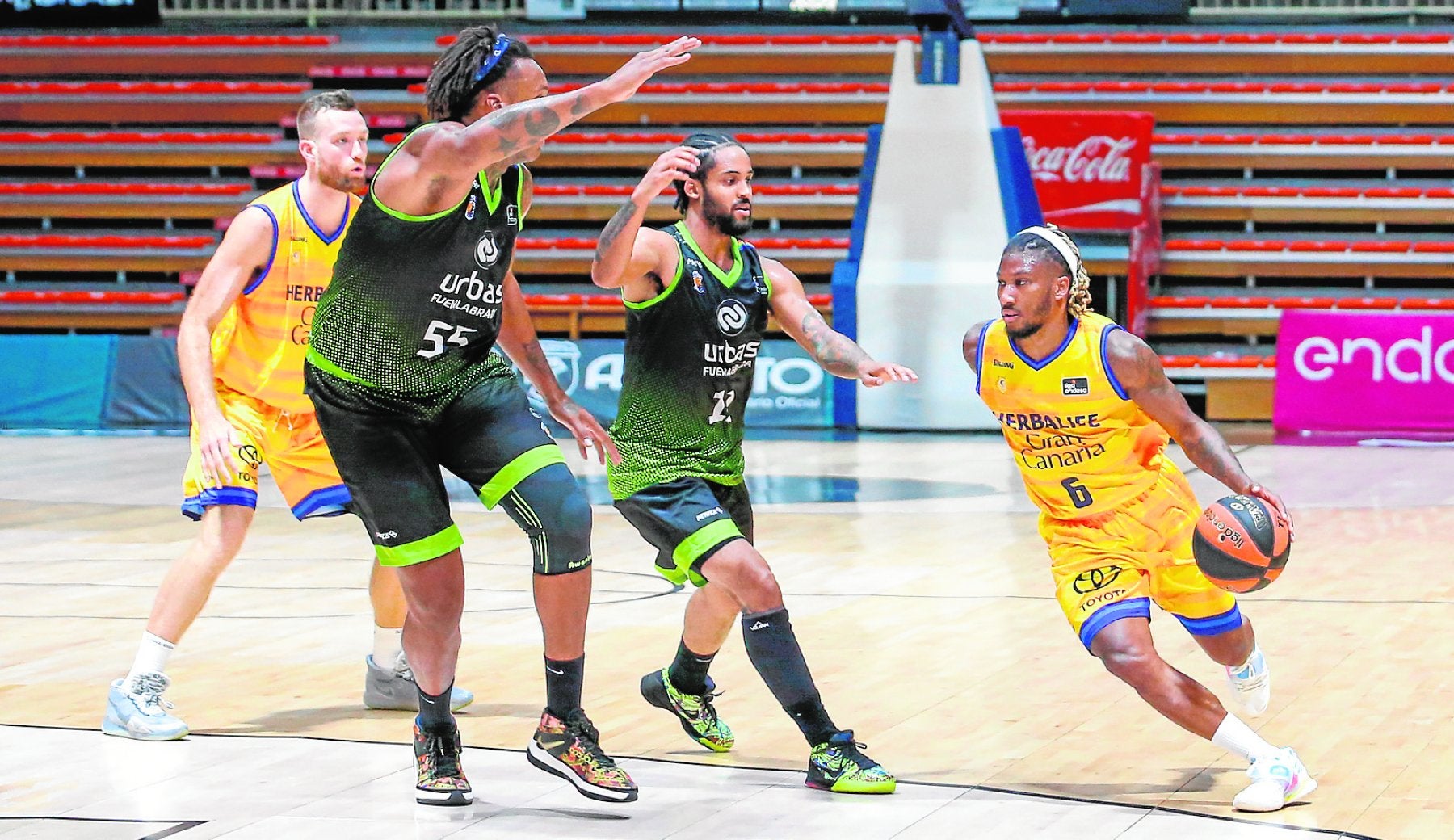 El director de juego francés del Herbalife Gran Canaria, Andrew Albicy -derecha-, busca la mejor opción durante el duelo en Madrid. 