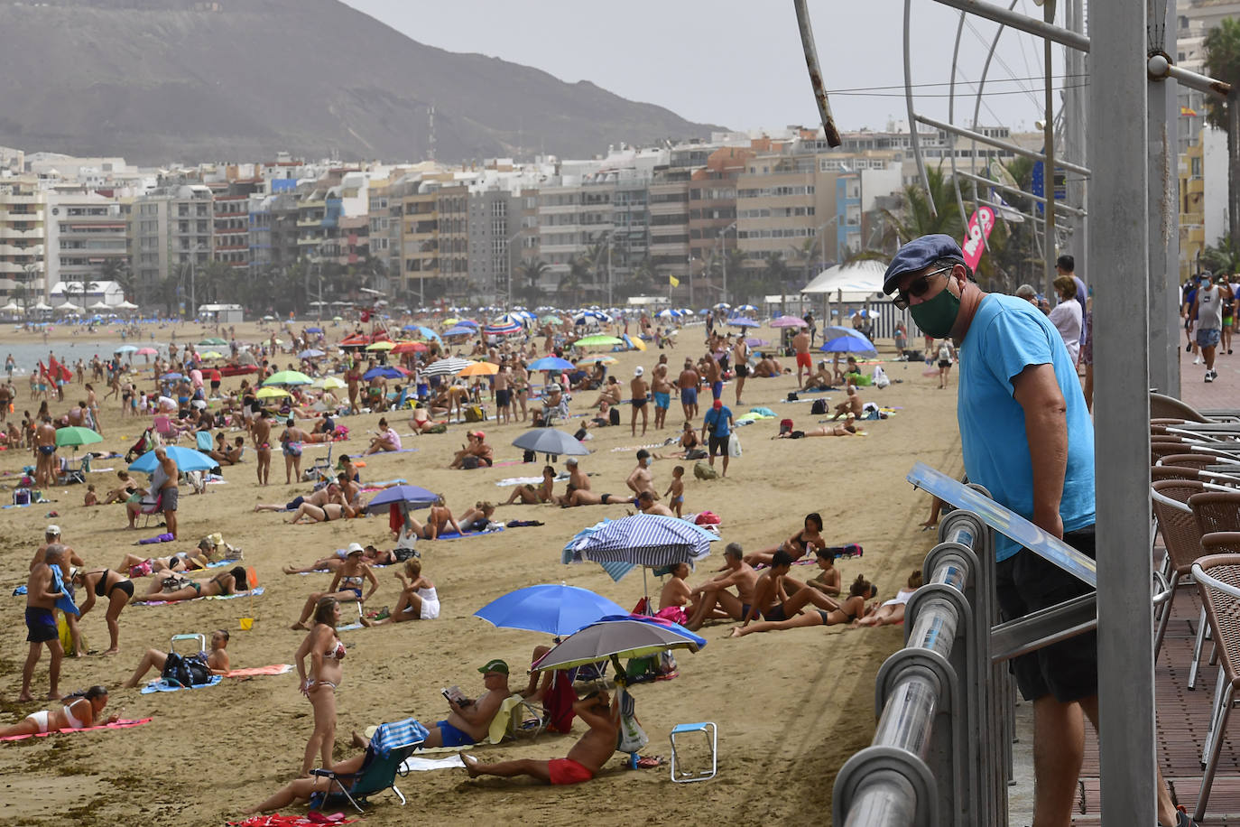 La playa de Las Canteras se llenó de gente el pasado 27 de agosto por las altas temperaturasl. 