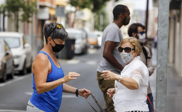 Canarias reduce el promedio de contagios por portador de cinco a una persona