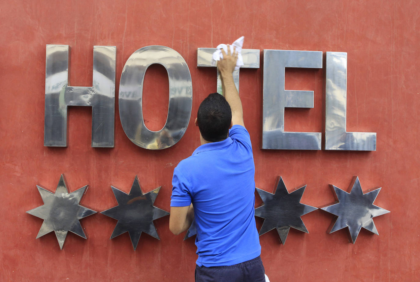 Imagen de un trabajador en un complejo hotelero de Lanzarote. 
