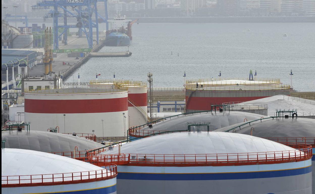 Tanques de combustible en el puerto de Las Palmas 