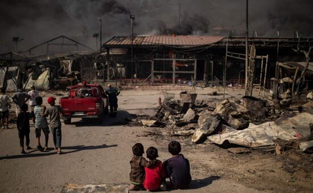 Un incendio destruye el campo de refugiados de Moria 