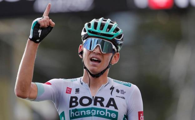 Lennard Kämna celebra su victoria en la decimosexta etapa del Tour de Francia. 