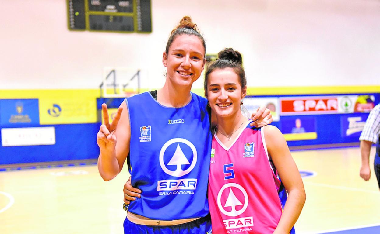 María ya es un referente para la cantera. En la imagen, con Goretti Hurtado. 