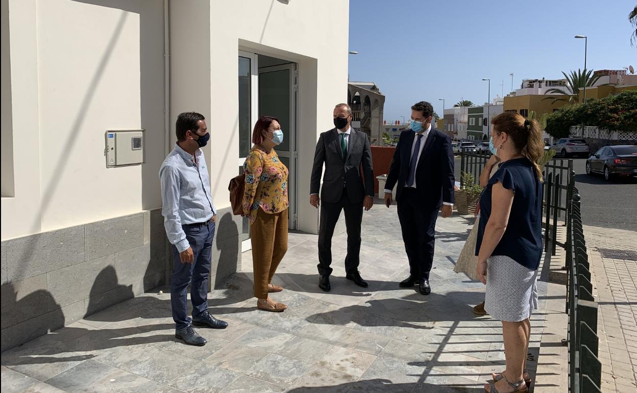 El alcalde Hidalgo y los concejales Carmen Luz Vargas y Josué íñiguez, en la nueve sede de servicios sociales de Ciudad Alta. 