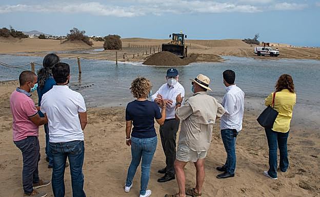 Autoridades durante el cierre del canal temporal abierto al mar