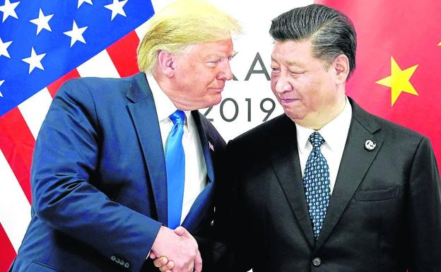 Donald Trump estrecha la mano de su homólogo Xi Jinping durante una reunión del G20 en Osaka.