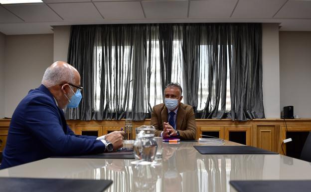 Antonio Morales y Ángel Víctor Torres, en un momento de su reunión de ayer de la sede de Presidencia del Gobierno canario. 