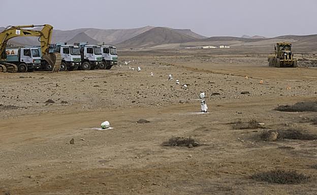 La maquinaria empieza los primeros movimientos de tierra por la zona de la Mareta, cerca del aeropuerto. 