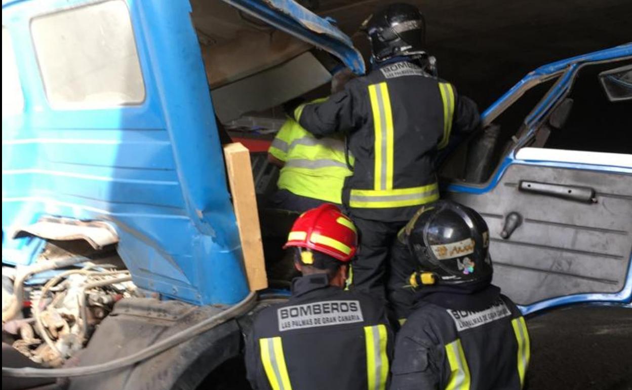 Imagen reciente de un rescate en un camión accidentado. 