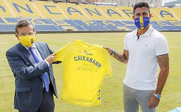 En la imagen, el capitán del equipo, Aythami Artiles, y el director territorial de CaixaBank en Canarias, Juan Ramón Fuertes.