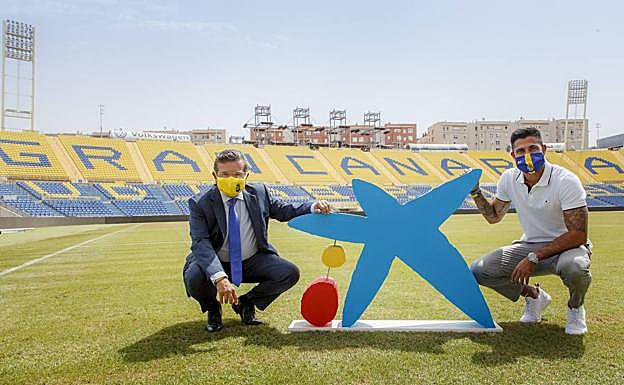 En la imagen, el capitán del equipo, Aythami Artiles, y el director territorial de CaixaBank en Canarias, Juan Ramón Fuertes.
