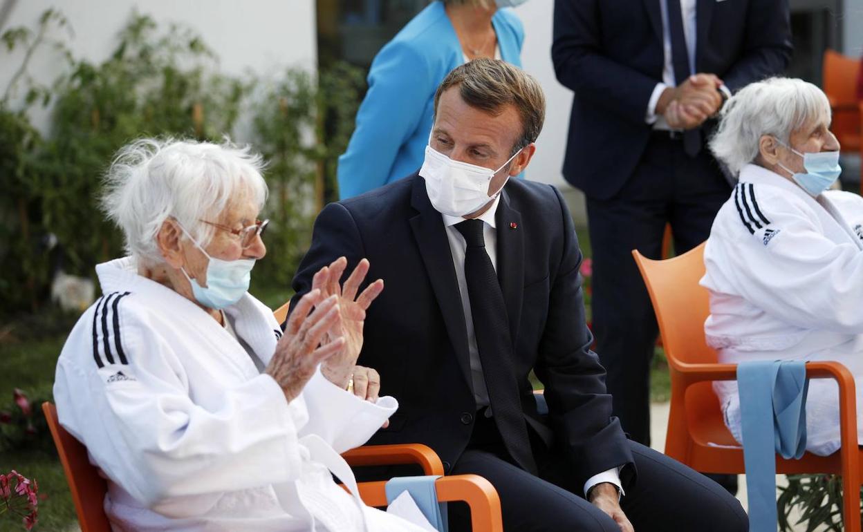 Emmanuel Macron visita a una residencia de la tercera edad en Bracieux.