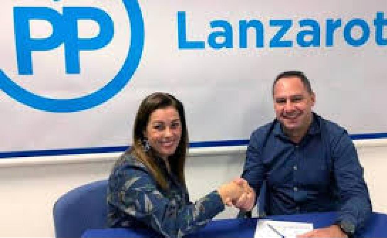 Juan Monzón saludando a Ástrid Pérez, presidenta insular del PP. 