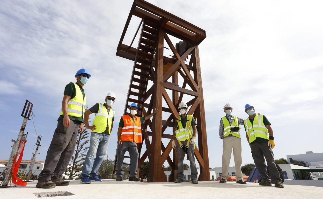 Trabajos ayer para adecuar la histórica Molina de Teguise. 