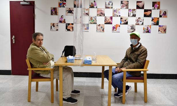 Los residentes en centros de mayores serán los primeros en vacunarse. Imagen de archivo de las primeras visitas tras el estado de alarma en el centro sociosanitario de El Pino. 