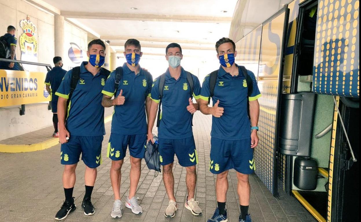 Lemos, Pejiño, Loiodice y Eruic Curbelo, ayer, poco antes de emprender viaje a Zaragoza, a pie de guagua . 