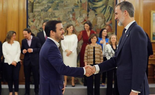 Garzón saluda al Rey en su toma de posesión como ministro. 