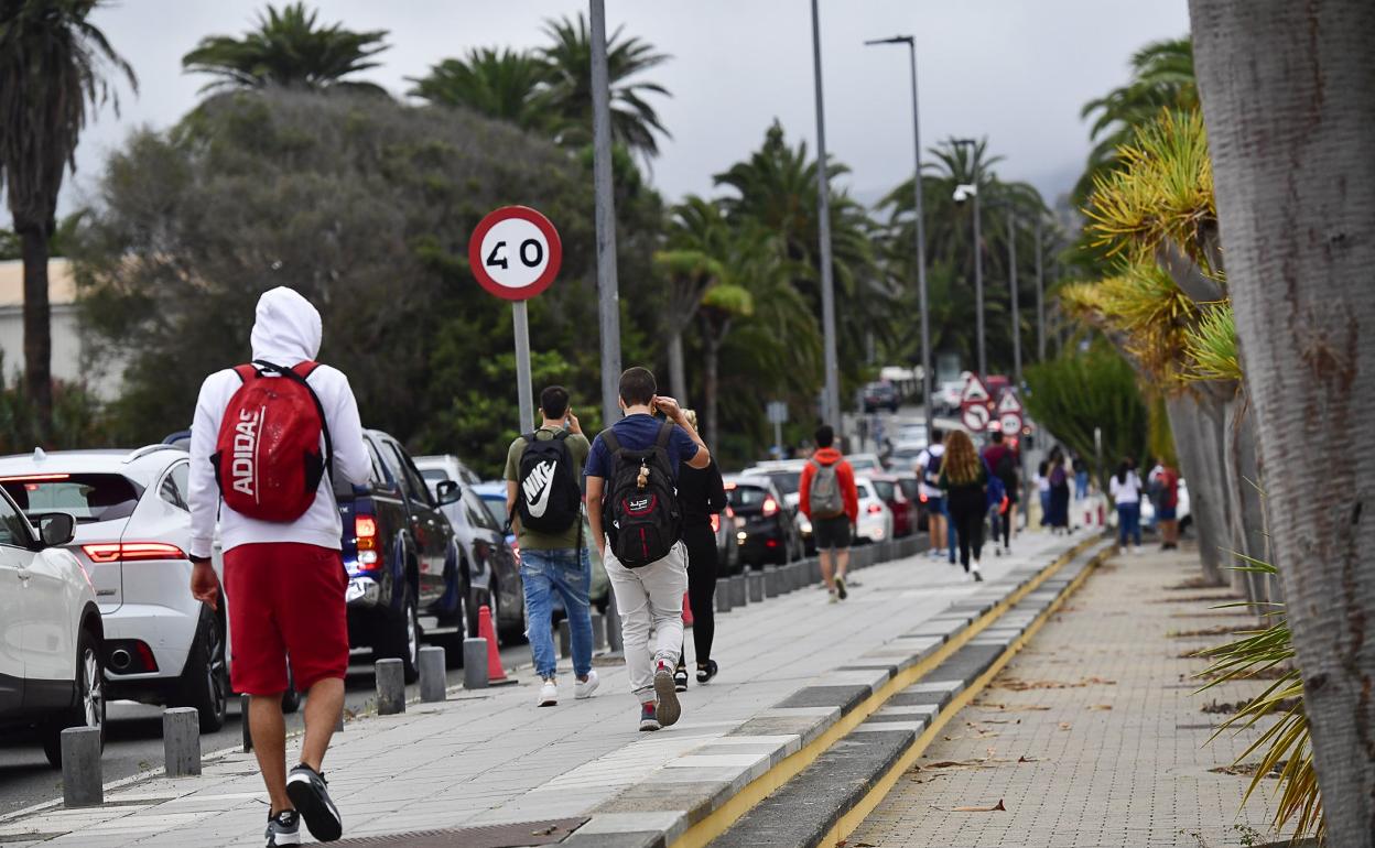 Imagen de archivo de estudiantes en el campus de Tafira de la ULPGC durante las pruebas de la EBAU del pasado julio. 