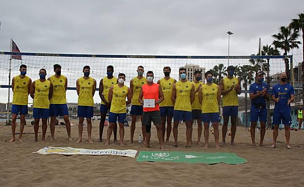 La plantilla del CV Guaguas cambió por un día el parqué por la arena. 