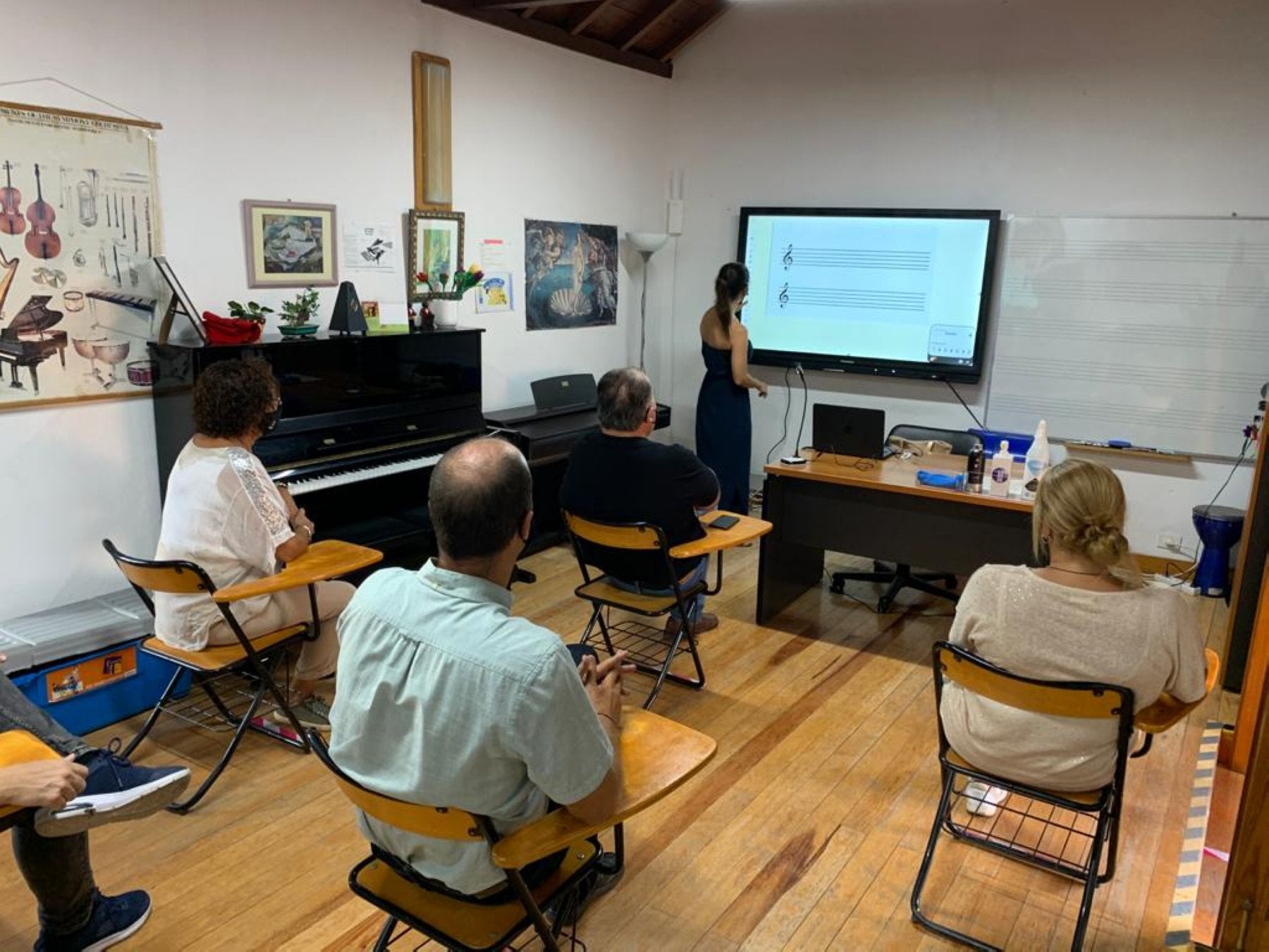 Demostración de los nuevos recursos tecnológicos que posee la escuela. 