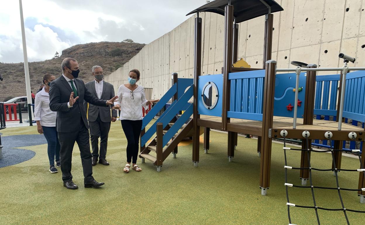 El alcalde visita el nuevo parque infantil de Ciudad del Campo. 