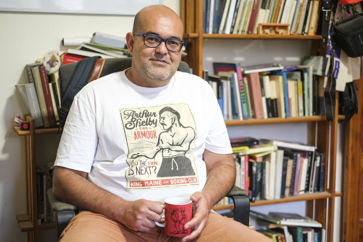 Alexis Ravelo en su estudio de trabajo. 