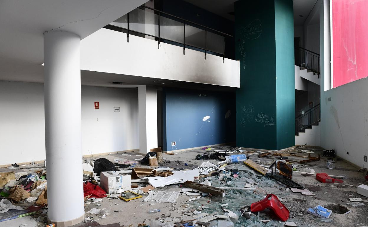 En la sala principal hay restos carbonizados que denotan que se ha encendido un fuego en el interior.