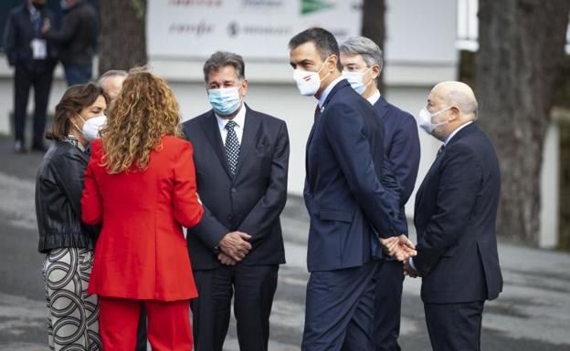 El presidente del Gobierno, Pedro Sánchez (3d), acompañado de la presidenta de la diputación de Pontevedra, Carmela Silva (de rojo) antes del acto de clausura del II Foro La Toja.