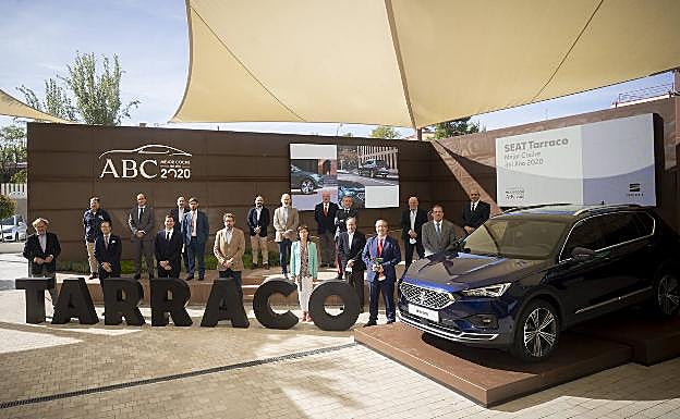 Foto de familia del jurado del Premio ABC al Mejor Coche del Año 
