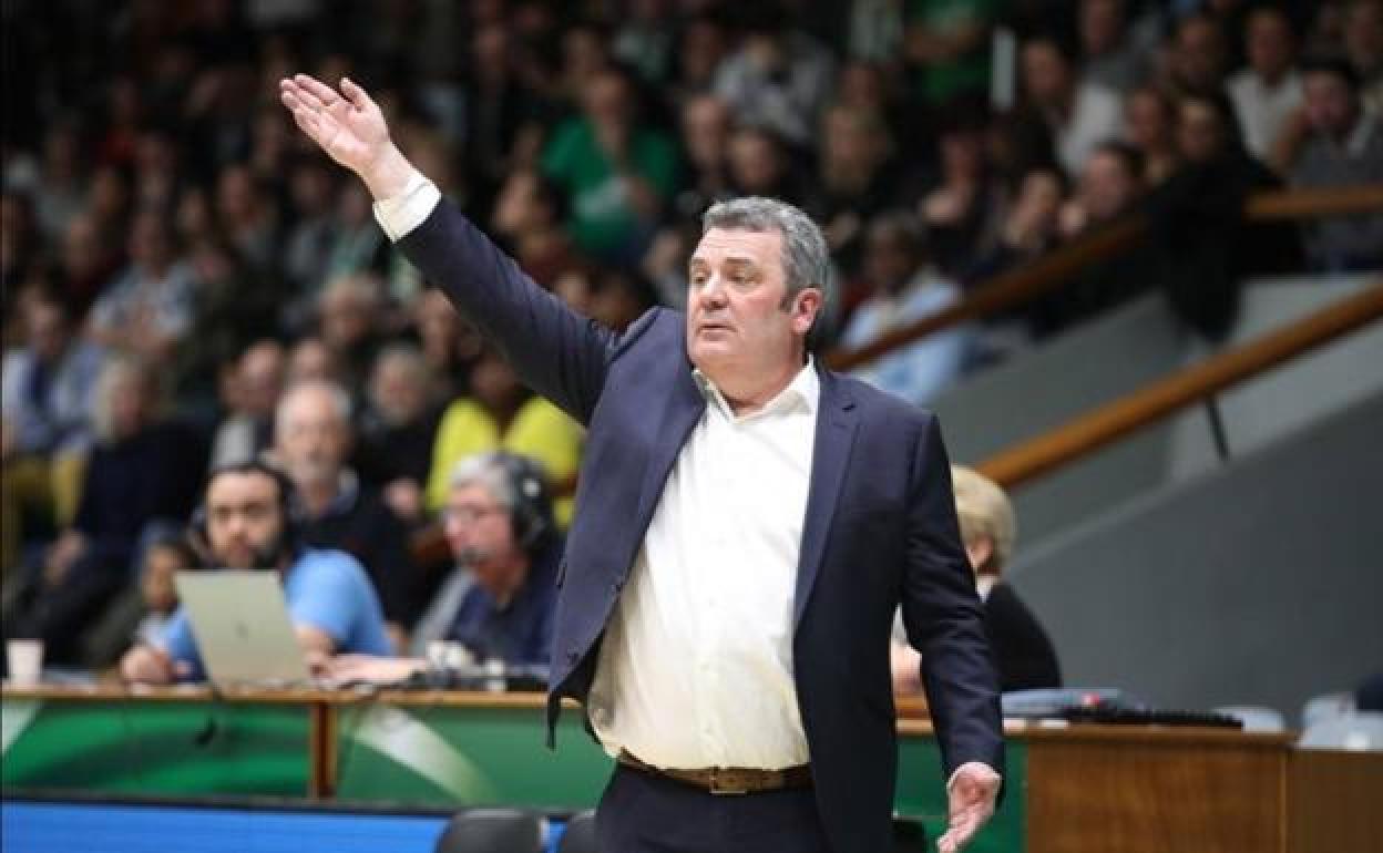 Pascal Donnadieu da indicaciones durante un partido. 