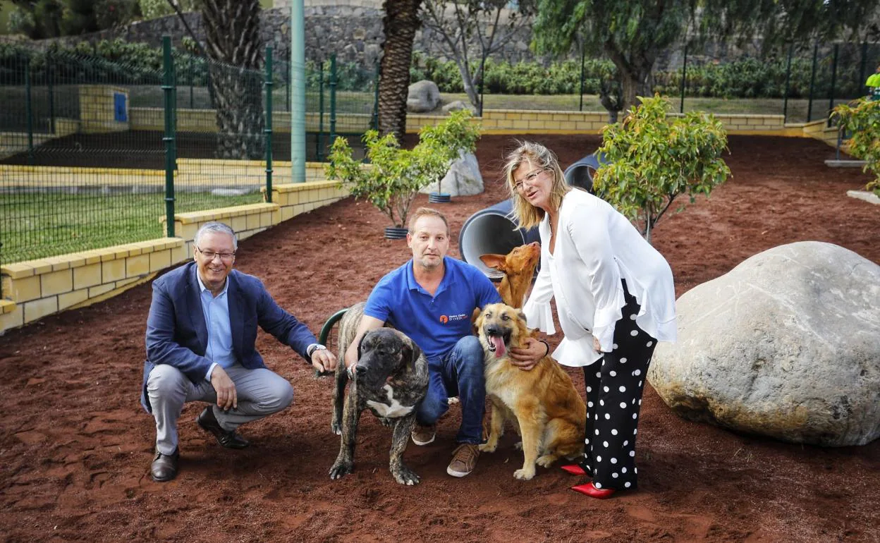 Los concejales Prisco Navarro e Inmaculada Medina en el parque para perros de Casablanca III de los presupuestos participavos. 