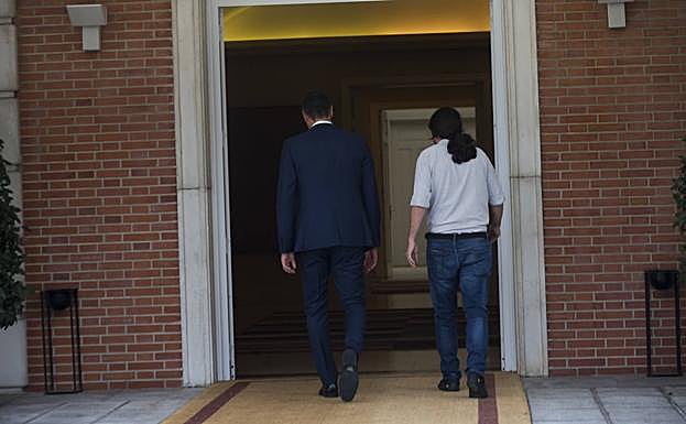 Sánchez e Iglesias entran en la Moncloa para una reunión antes de pactar el Gobierno de coalición.