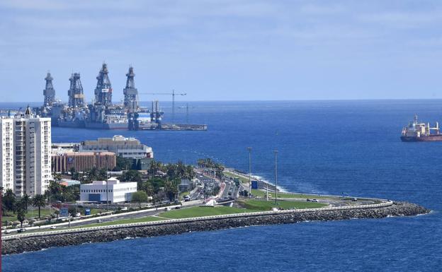 Plataformas petrolíferas en el puerto de La Luz. 