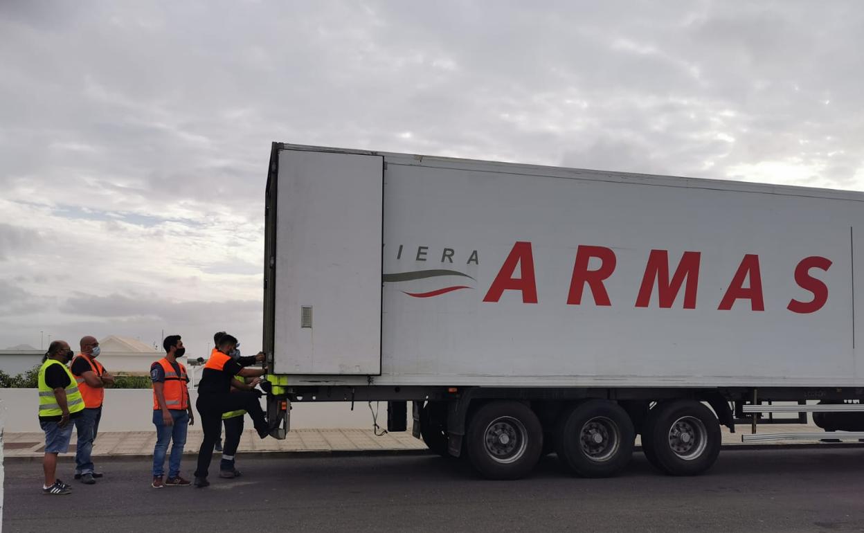 Descarga de material en Tías. 