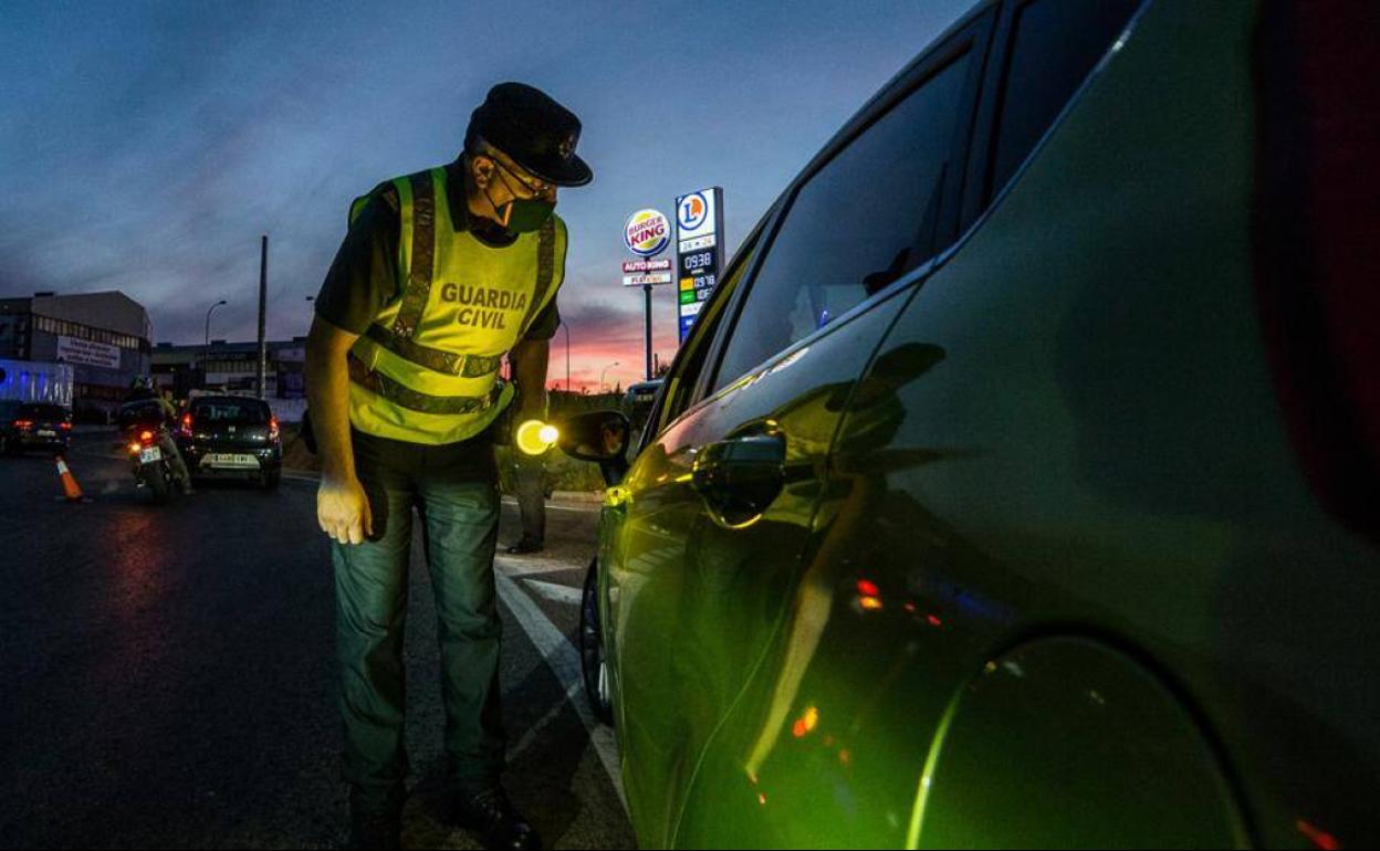 Un agente de la Guardia Civil en un control de carretera. 