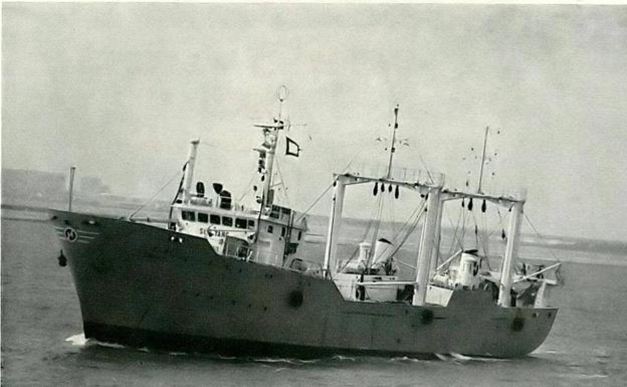 Imagen del Soo Yang navegando bajo bandera coreanaz hundido en en puerto de La Luz. Grandio.org