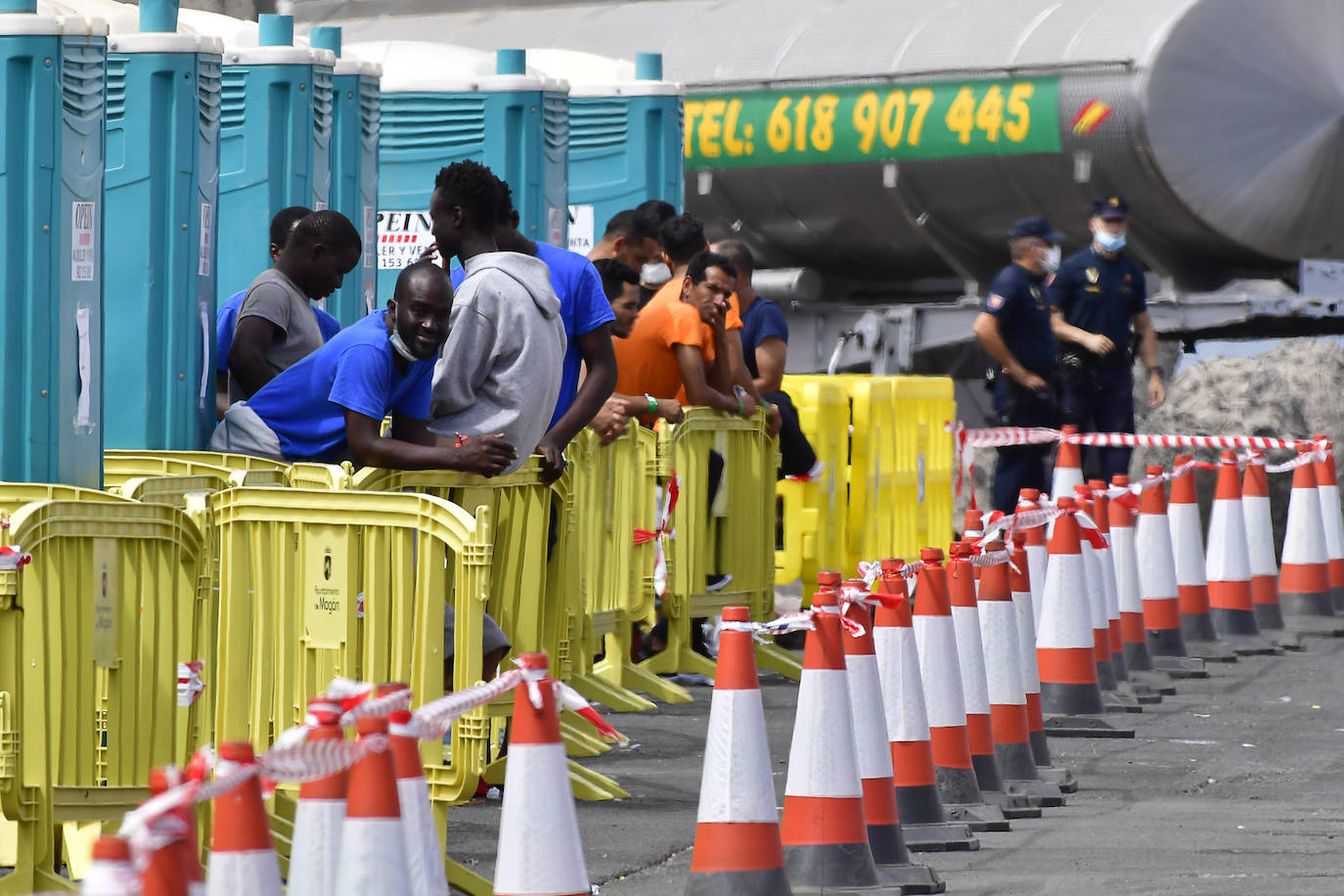Migrantes en el campamento de Arguineguín. 