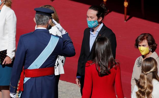 El rey Felipe saluda al vicepresidente segundo del Gobierno, Pablo Iglesias, ante la reina Letizia y la vicepresidenta, Carmen Calvo (d) 