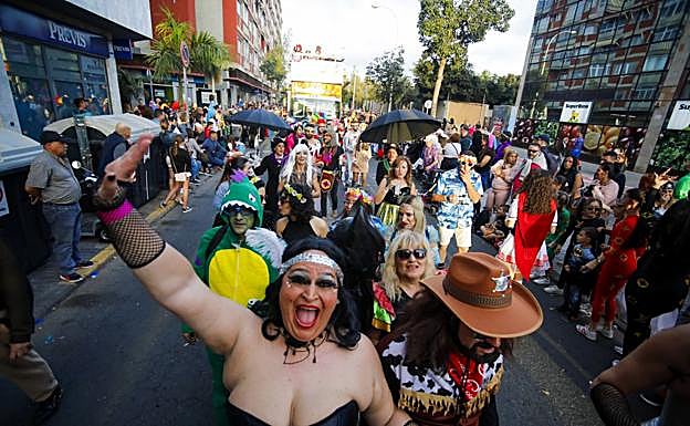 La pandemia suspende el carnaval pero la fiesta se mantiene con pequeños desfiles y ferias