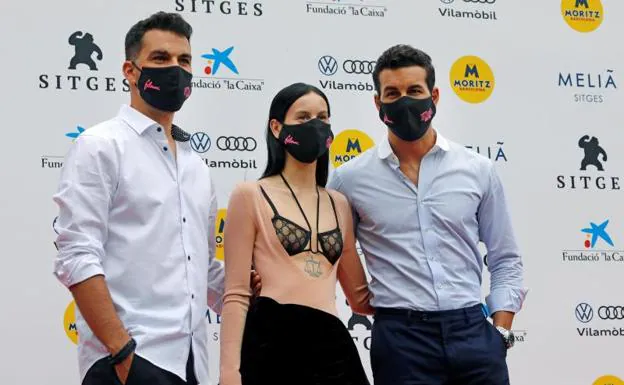 De izquierda a derecha: el director David Victori, la actriz Milena Smit y el actor Mario Casas. 