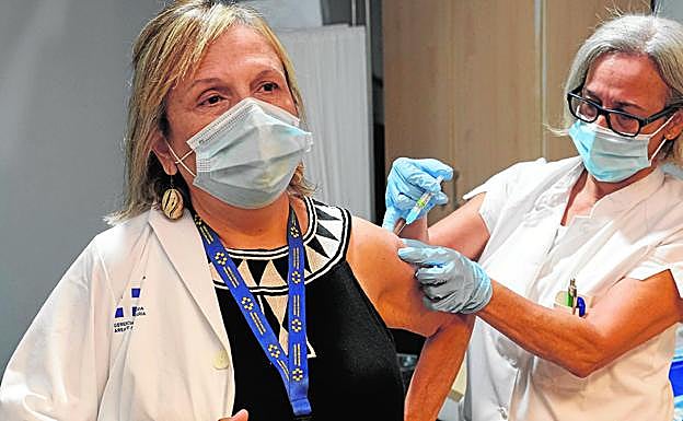La directora de la zona básica de salud de Alcaravaneras, Virginia Cabrera, ayer, vacunándose contra la gripe. 