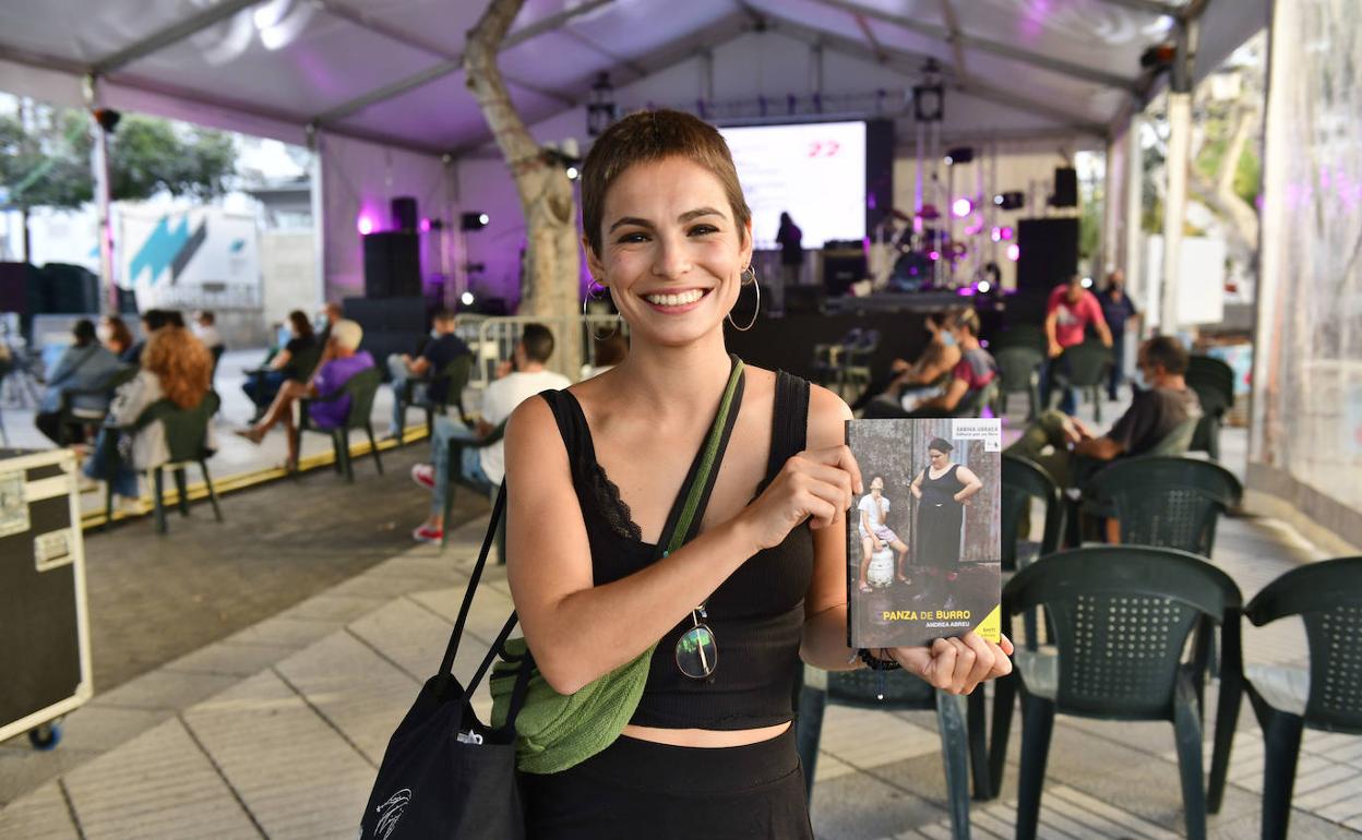 Andrea Abreu antes de la presentación de su libro. 