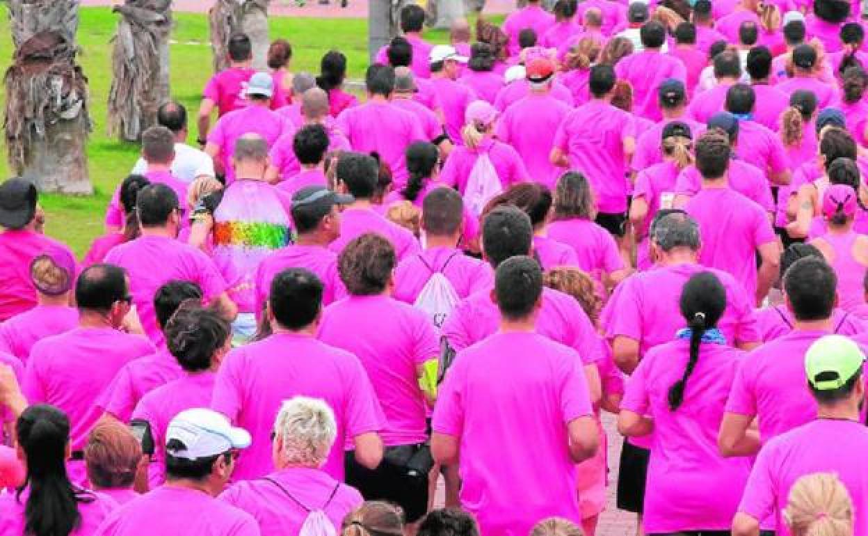 Este año no se podrá llevar a cabo la tradicional carrera contra el cáncer de mama como la que se ve en esta imagen de archivo. 