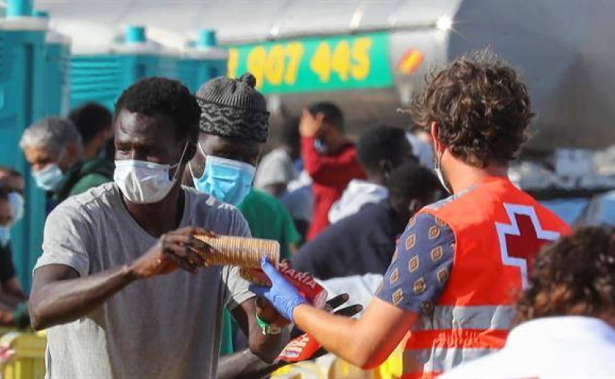 En la imagen, inmigrantes en el muelle de Arguineguín (Gran Canaria) este lunes. 