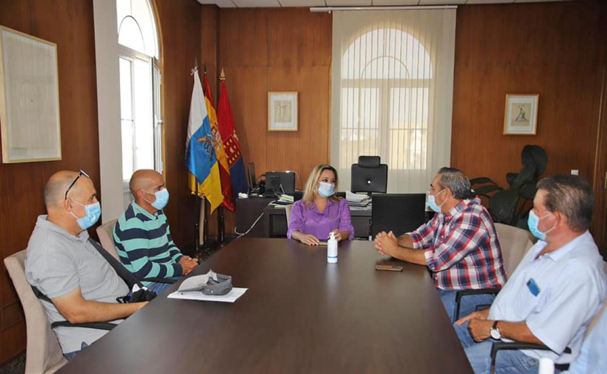 Autoridades del Cabildo en un pasado encuentro con representantes del sector primario. 