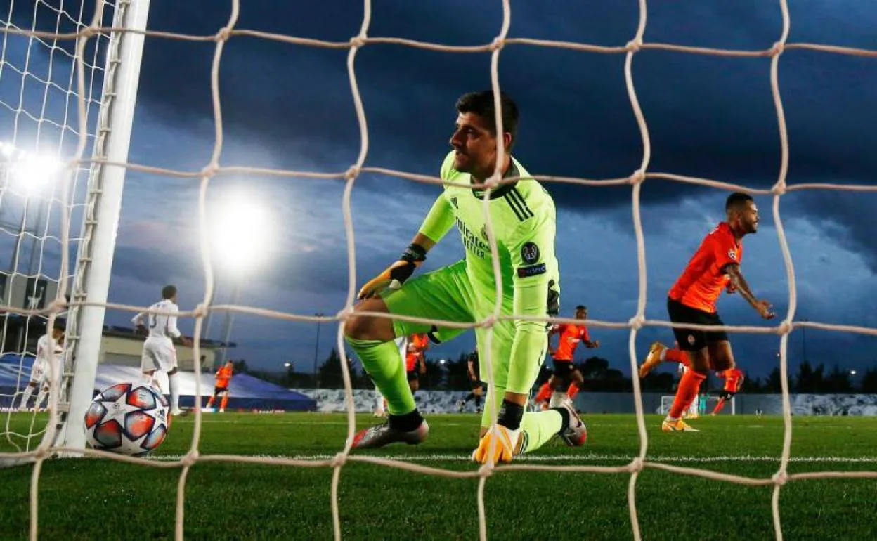 Courtois, abatido tras el gol en propia puerta de Varane. 