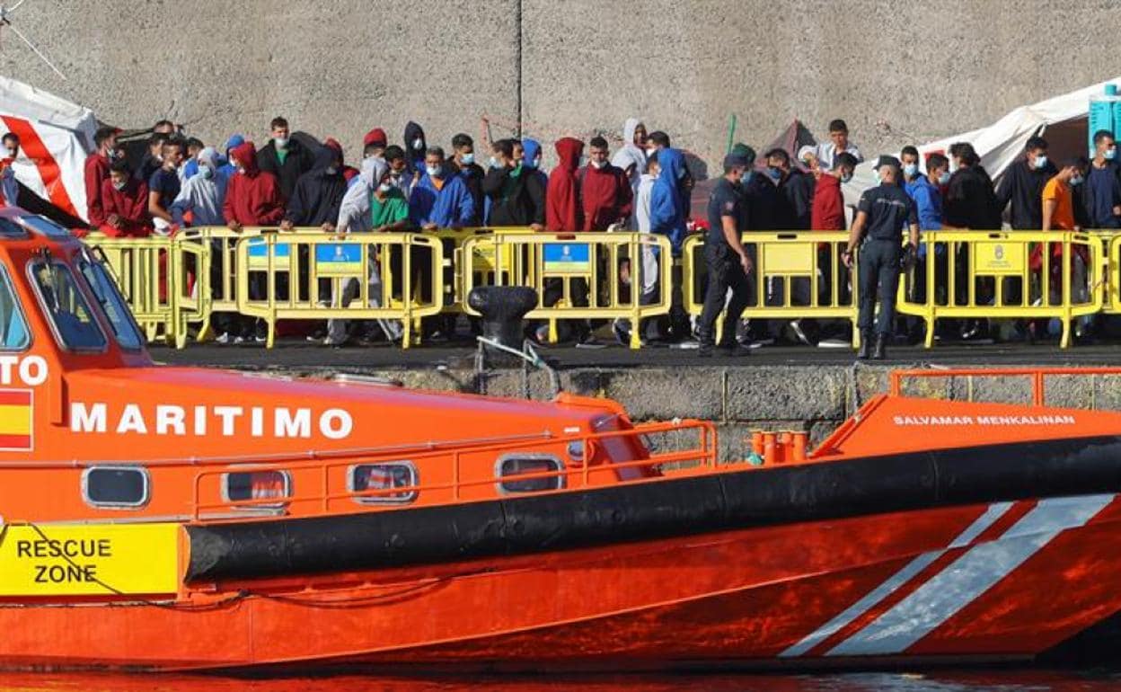  Canarias recibio sólo en la última semana 2.365 personas en 93 embarcaciones, a un ritmo  de 337 personas y 14 pateras diarias. 