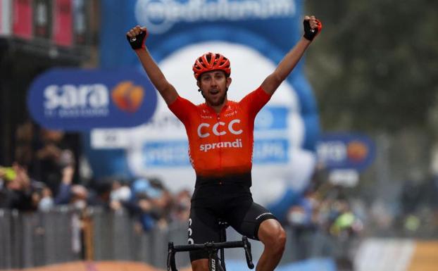 El checo Josef Cerny celebra su victoria. 