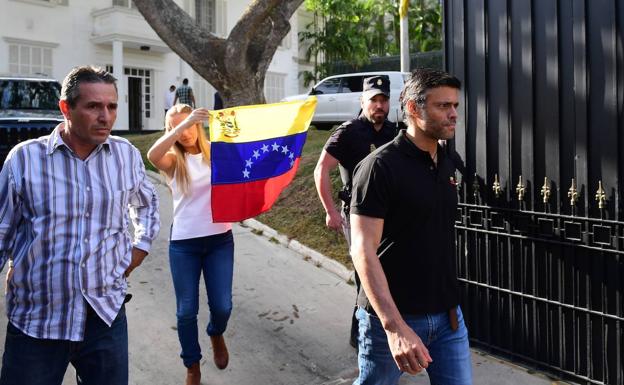 Leopoldo López, en el momento de salir de la sede de la Embajada de España en Venezuela.